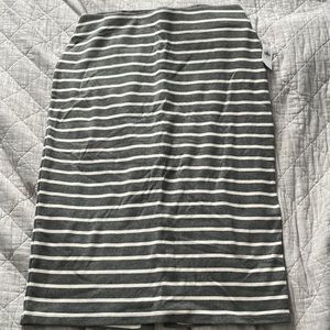 Old Navy Gray and white striped skirt with slit at center back and elastic waist